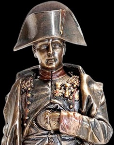 Høj kvalitet polyresin Napoleon-figur med militæruniform og medaljer
